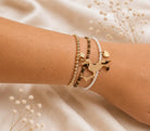 Goldenes Dackel Armband | kleines feines elastisches Perlenarmband mit Dackelanhänger