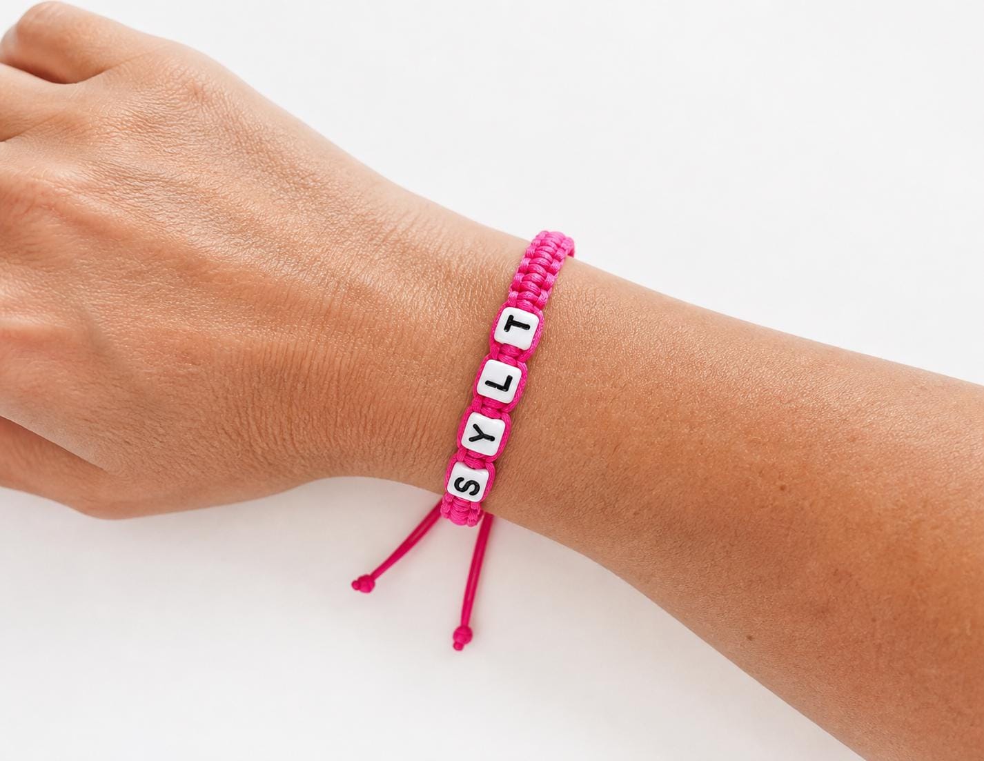 Makramee Armband SYLT personalisiert | Verstellbares Buchstabenarmband in Pink oder Blau | Maritime Geschenkidee Insel Sylt