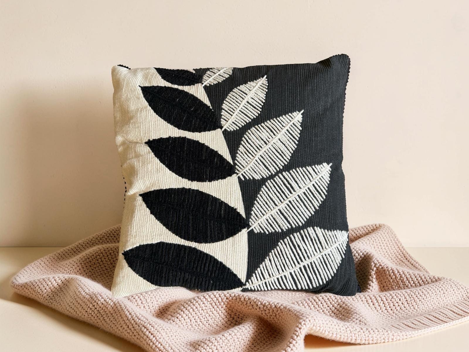 Dekokissen | 45x45 cm mit Füllung | Baumwollkissen mit modernem Blattdesign in Schwarz & Beige