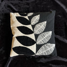 Dekokissen | 45x45 cm mit Füllung | Baumwollkissen mit modernem Blattdesign in Schwarz & Beige
