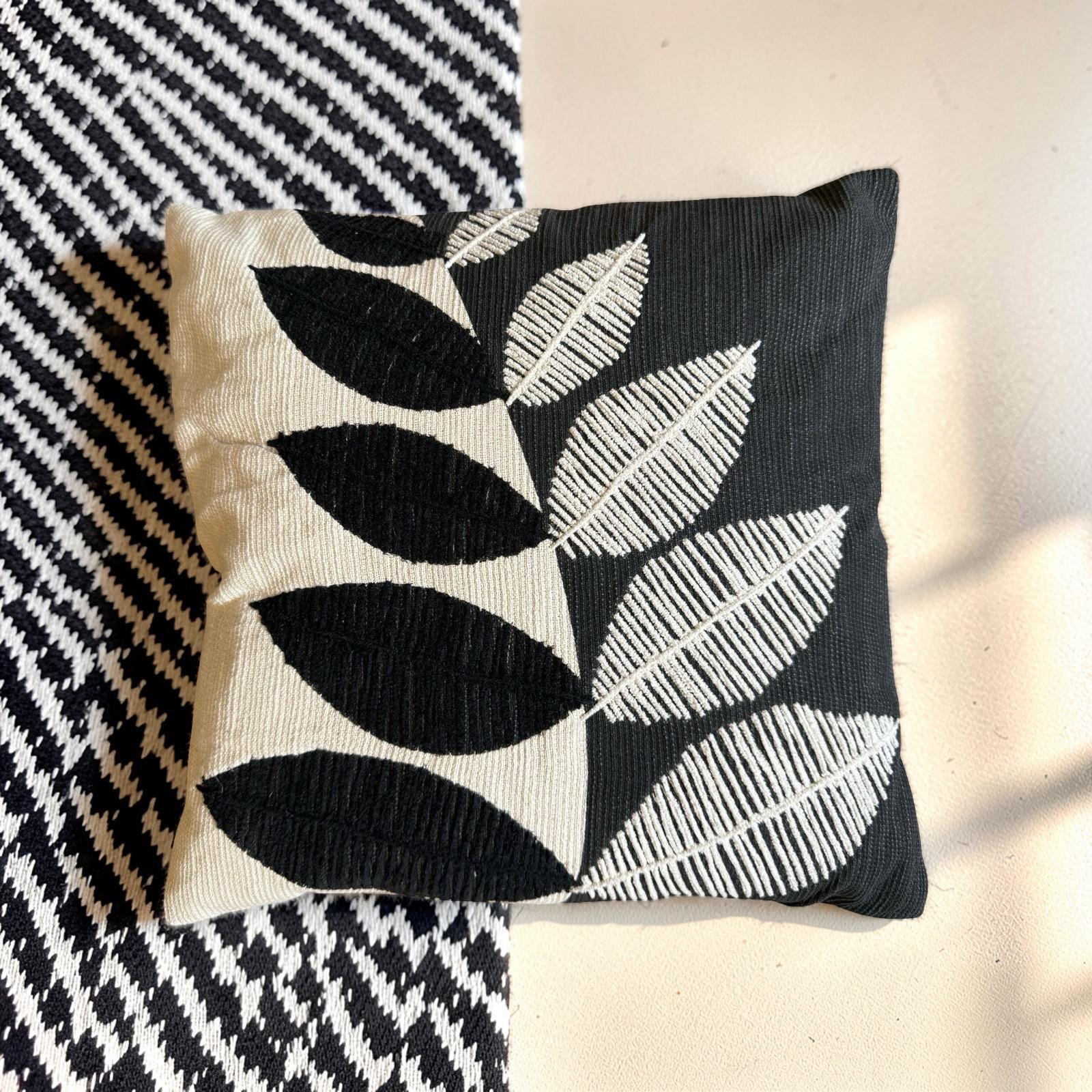 Dekokissen | 45x45 cm mit Füllung | Baumwollkissen mit modernem Blattdesign in Schwarz & Beige