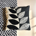 Dekokissen | 45x45 cm mit Füllung | Baumwollkissen mit modernem Blattdesign in Schwarz & Beige