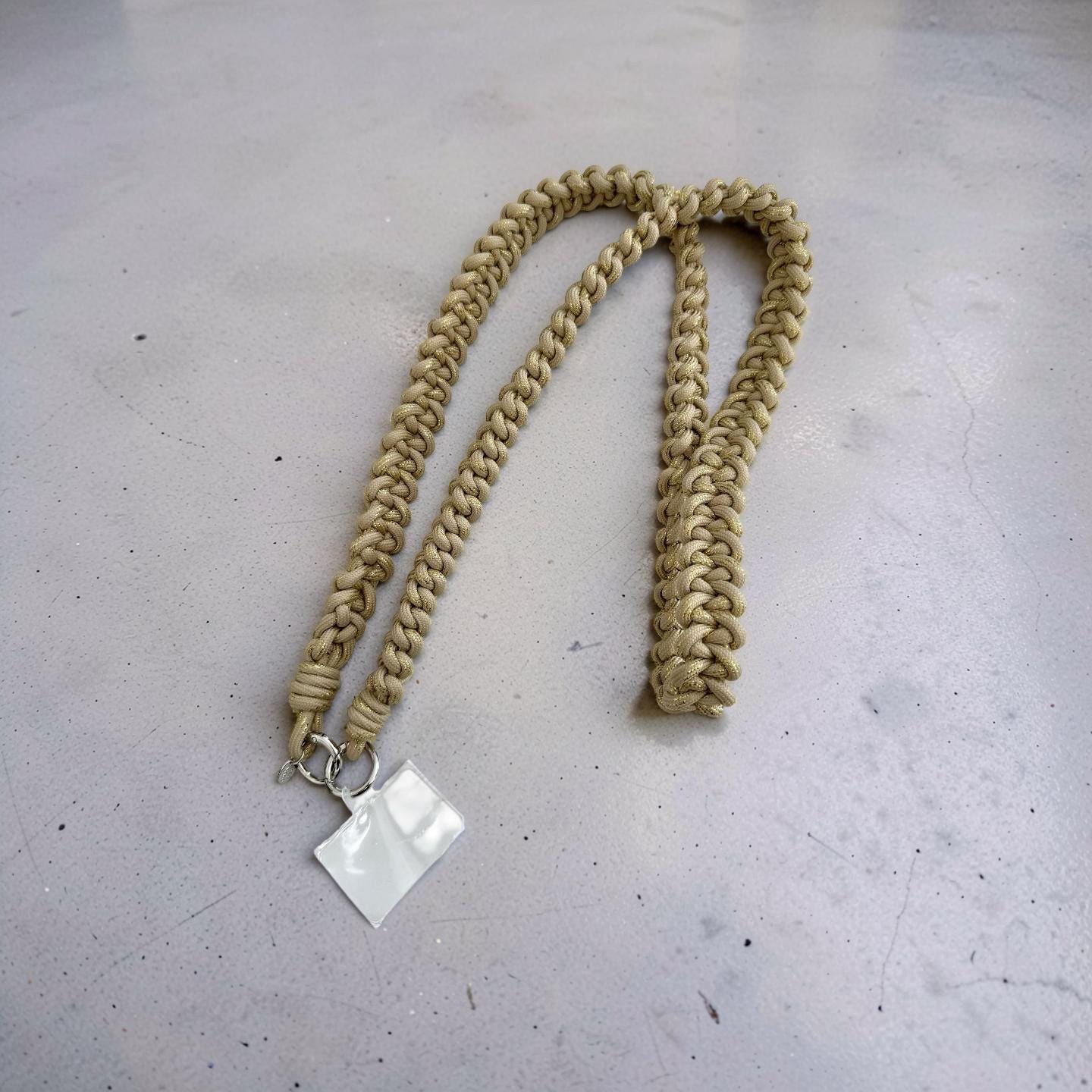 Makramee Handygurt dick beige mit Goldfäden | geflochtene Handy Kordel | Phone Strap Boho – Handykette | stylisch & stabil