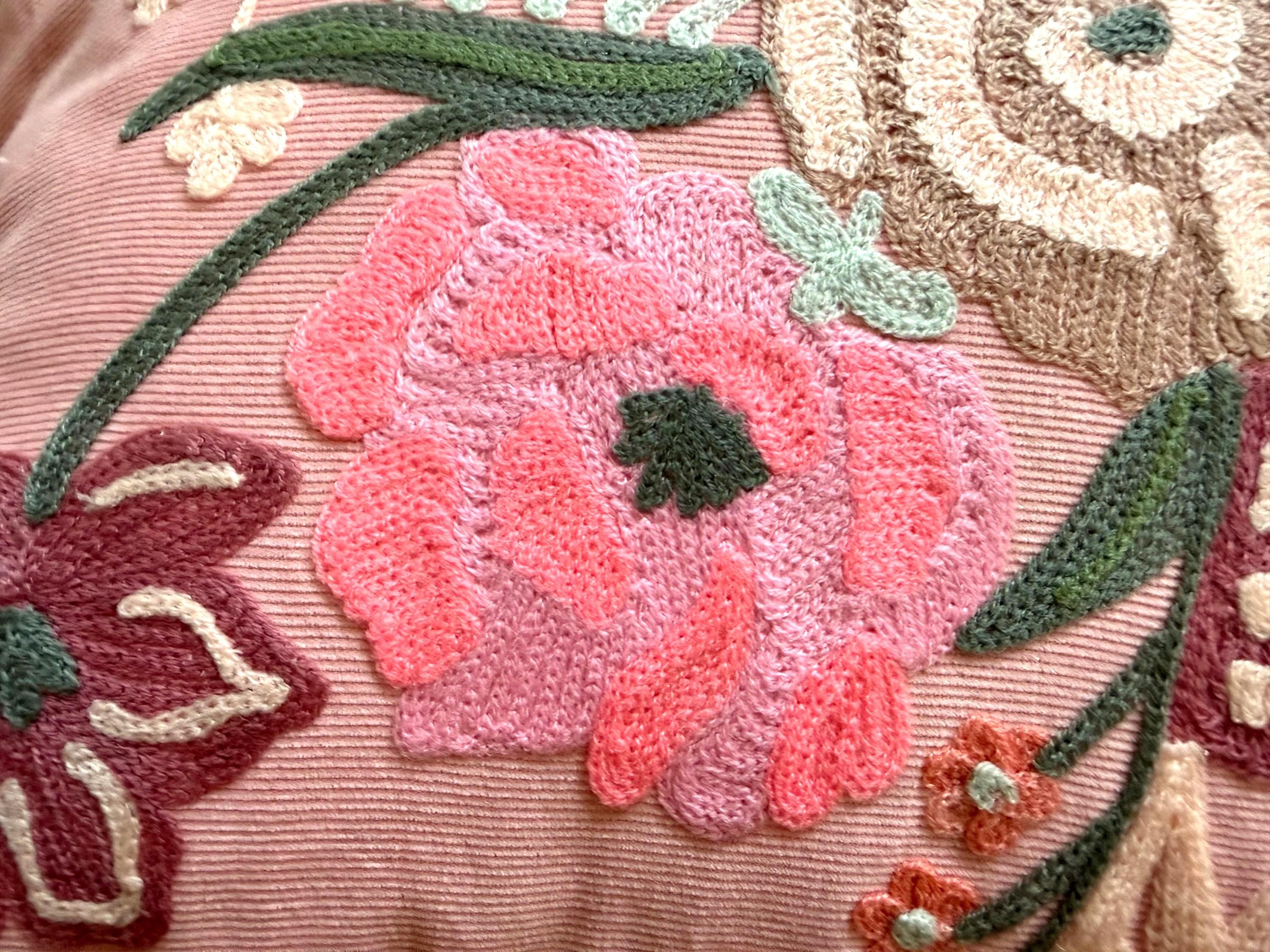 Besticktes Kissen rosa 50x30 cm | florales Dekokissen mit Stickerei | Boho Kissen bunt | Zierkissen Baumwolle | Geschenkidee