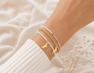 Goldenes Dackel Armband | kleines feines elastisches Perlenarmband mit Dackelanhänger