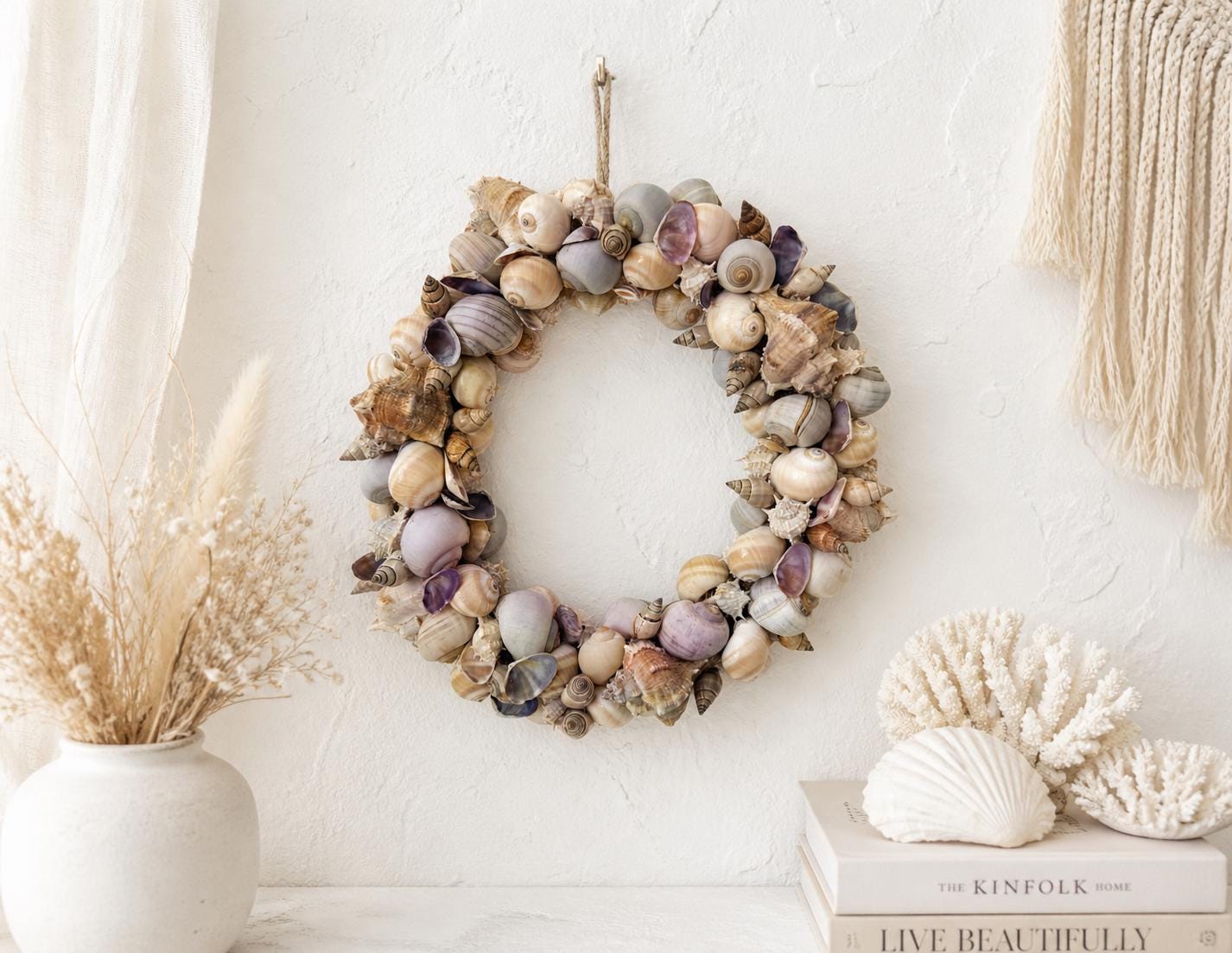Muschelkranz Natur – handgefertigter Kranz aus Muscheln & Schneckenhäusern | Maritime Deko in Beige und Grau | Beach House Stil