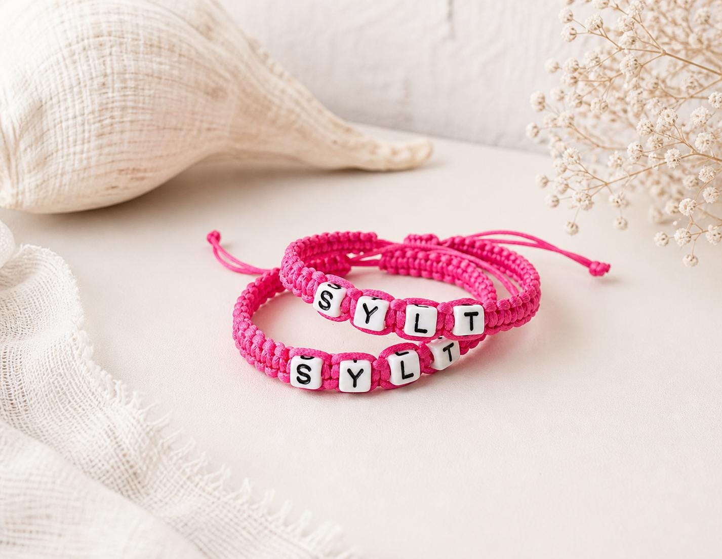 Makramee Armband SYLT personalisiert | Verstellbares Buchstabenarmband in Pink oder Blau | Maritime Geschenkidee Insel Sylt