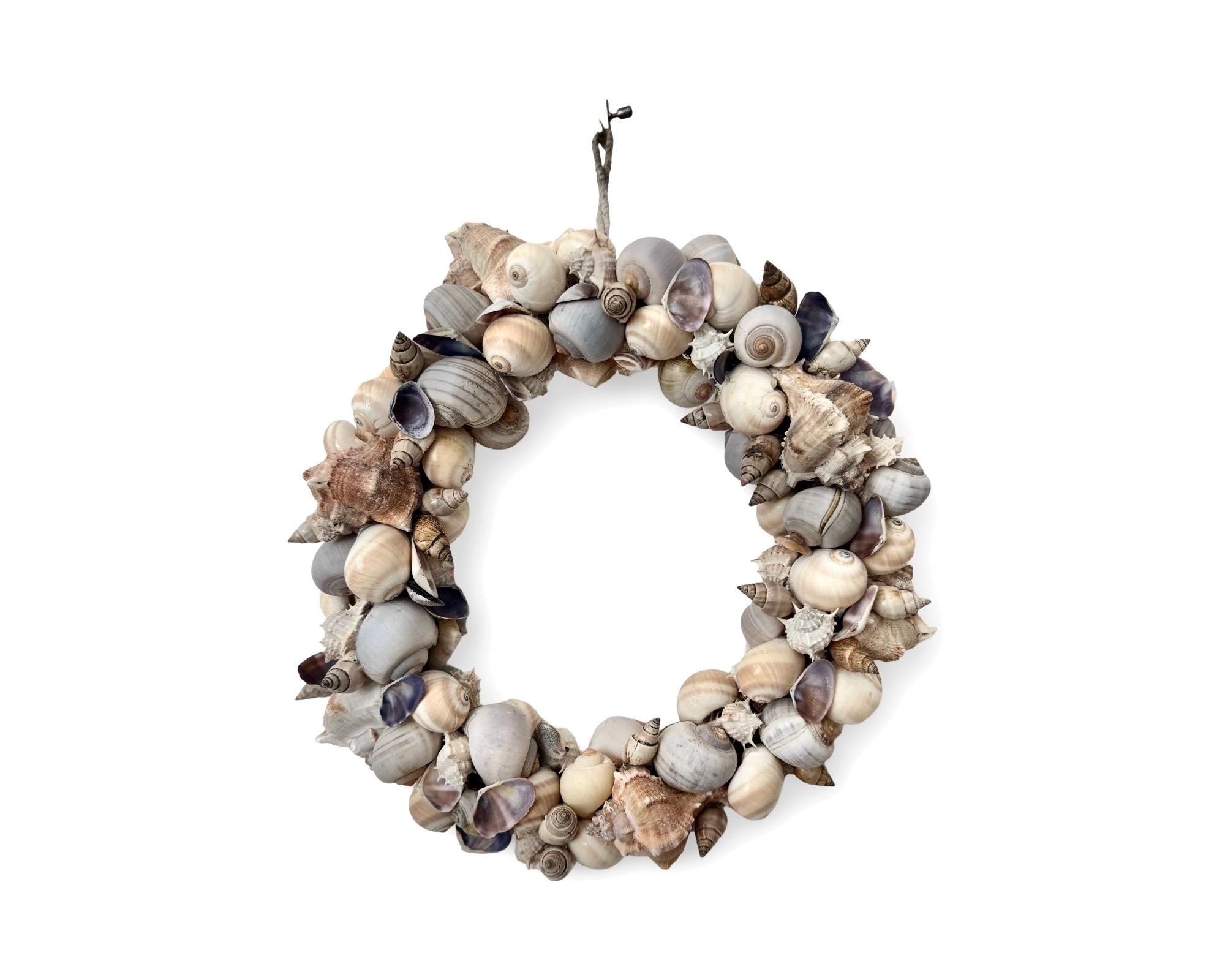 Muschelkranz Natur – handgefertigter Kranz aus Muscheln & Schneckenhäusern | Maritime Deko in Beige und Grau | Beach House Stil