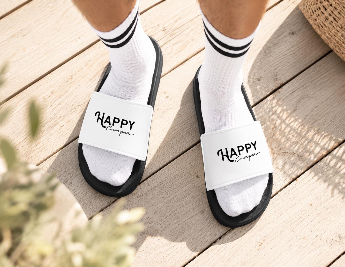 Camper Badelatschen "Happy Camper" für Campingplatz, Urlaub | schwarze Schlappen mit weißem Riemen für Dusche, Strand, Schwimmbad | unisex