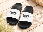 Camper Badelatschen "Happy Camper" für Campingplatz, Urlaub | schwarze Schlappen mit weißem Riemen für Dusche, Strand, Schwimmbad | unisex