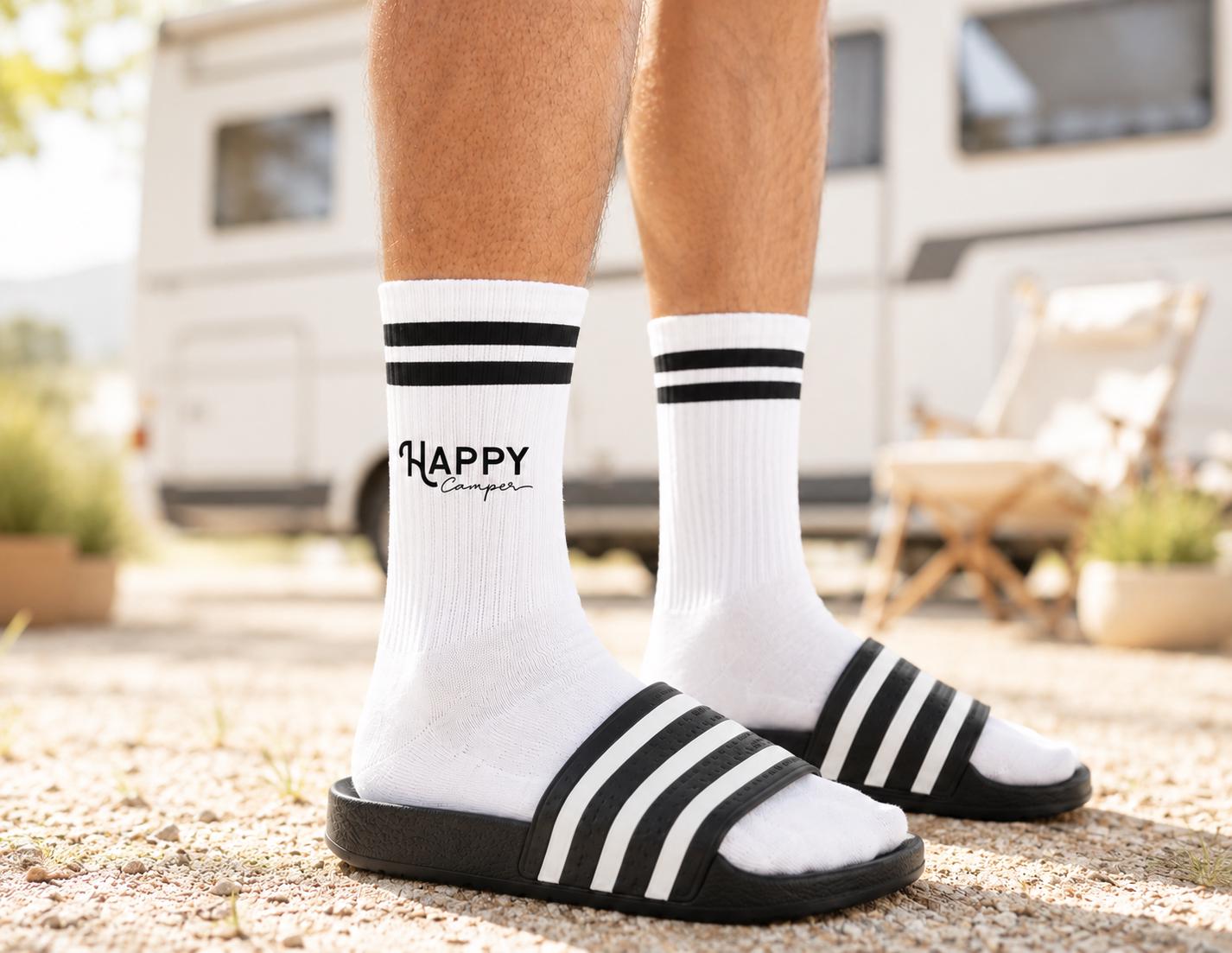 Camper Socken Happy Camper | Crew Socken mit Streifen und Camping Schriftzug | Geschenk für Camper, Wohnmobil Fahrer & Campingfans