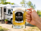 Personalisierter Bierkrug für Camper mit Name & Jahr – Camping Geschenk für Papa, Opa, Wohnmobil Besitzer, Stellplatz Legende Bierglas 0,5 L