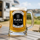 Personalisierter Bierkrug für Camper mit Name & Jahr – Camping Geschenk für Papa, Opa, Wohnmobil Besitzer, Stellplatz Legende Bierglas 0,5 L