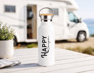 Personalisierte Edelstahl Trinkflasche Happy Camper mit Bambusdeckel | 500 ml Isolierflasche für Camping, Wohnmobil & Vanlife Geschenk