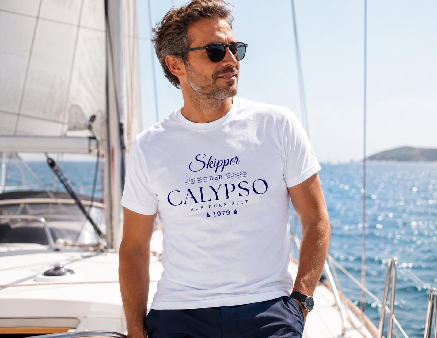 Personalisierbares Boots-Shirt mit Bootsname – Geschenkidee für Segler, Skipper & Bootsliebhaber