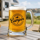 Personalisierter Bierkrug für Camper mit Namen – Camping Geschenk für Papa, Opa, Wohnmobil Besitzer, Stellplatz Legende Bierglas 0,5 L