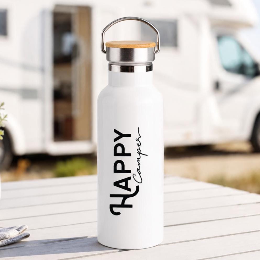 Personalisierte Edelstahl Trinkflasche Happy Camper mit Bambusdeckel | 500 ml Isolierflasche für Camping, Wohnmobil & Vanlife Geschenk