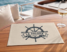 Personalisiertes Tischset im 2er-Set – maritimes Geschenk für Bootsbesitzer mit Bootsname | Steuerrad-Logo Design mit Namen, Jahr, Hafen
