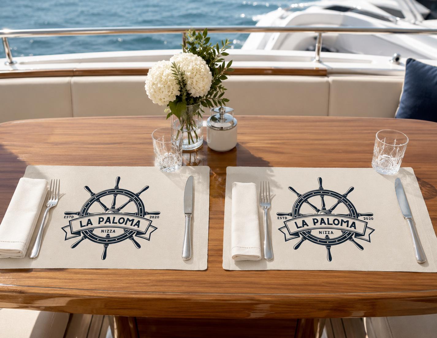 Personalisiertes Tischset im 2er-Set – maritimes Geschenk für Bootsbesitzer mit Bootsname | Steuerrad-Logo Design mit Namen, Jahr, Hafen