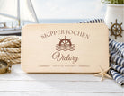 Personalisiertes Frühstücksbrettchen Boot | Maritime Lasergravur mit Bootsname und Hafen | Geschenk für Skipper, Segler und Bootseigner
