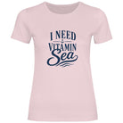Damen T-Shirt "I Need Vitamin Sea" – maritimes Shirt für Strand, Urlaub & Meerliebhaber | weiß, natur, rosa, hellblau