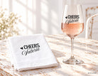 Personalisiertes Weinglas mit Name | Cheers, Cin Cin oder Santé | Geschenk für Frauen & Mädelsabend