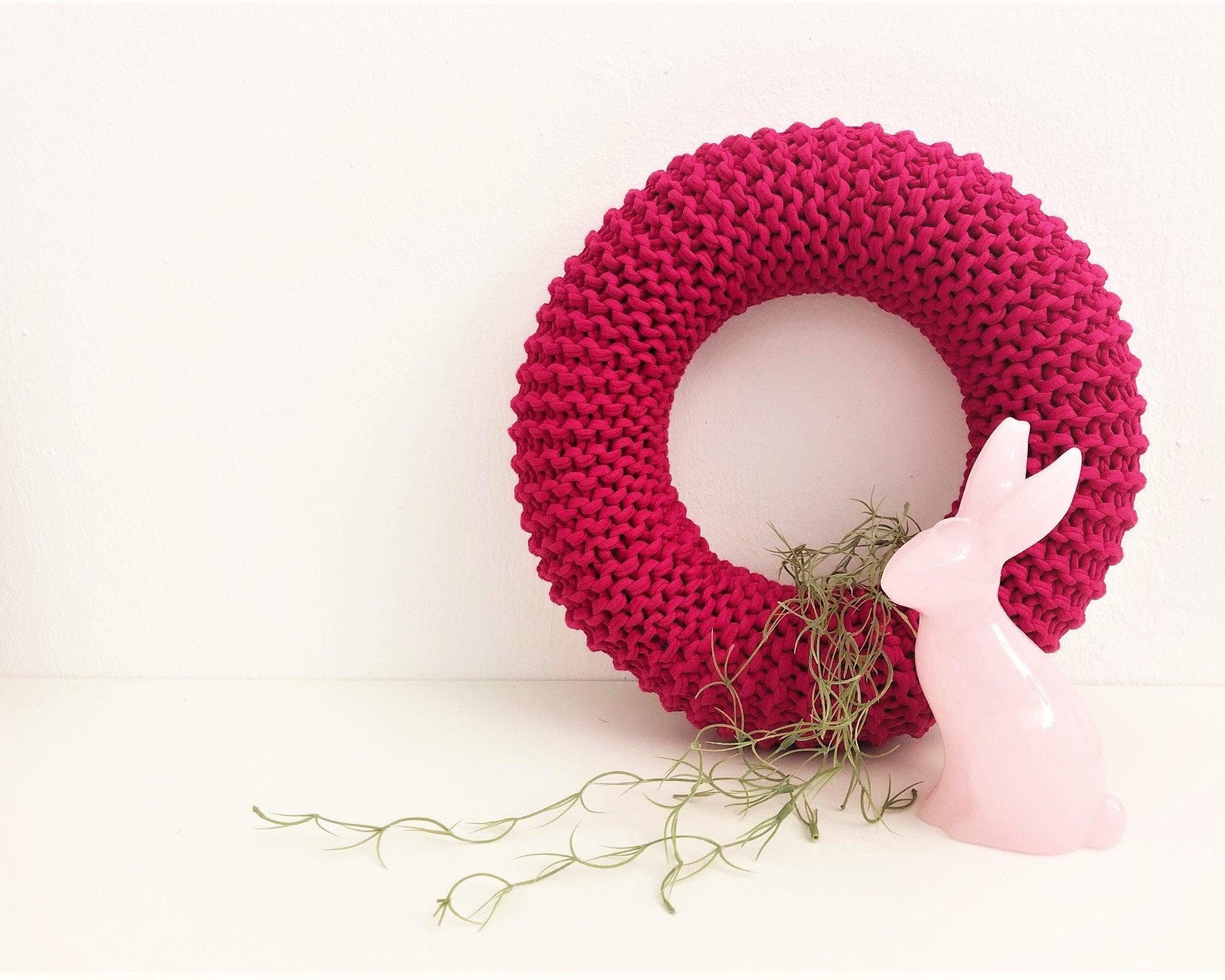 Pinker Kranz | gestrickt | Upcycling Wolle | Oster Deko | Frühling | Kranz | 30cm Durchmesser | Boho Style | nachhaltig - Roo's Gift Shop