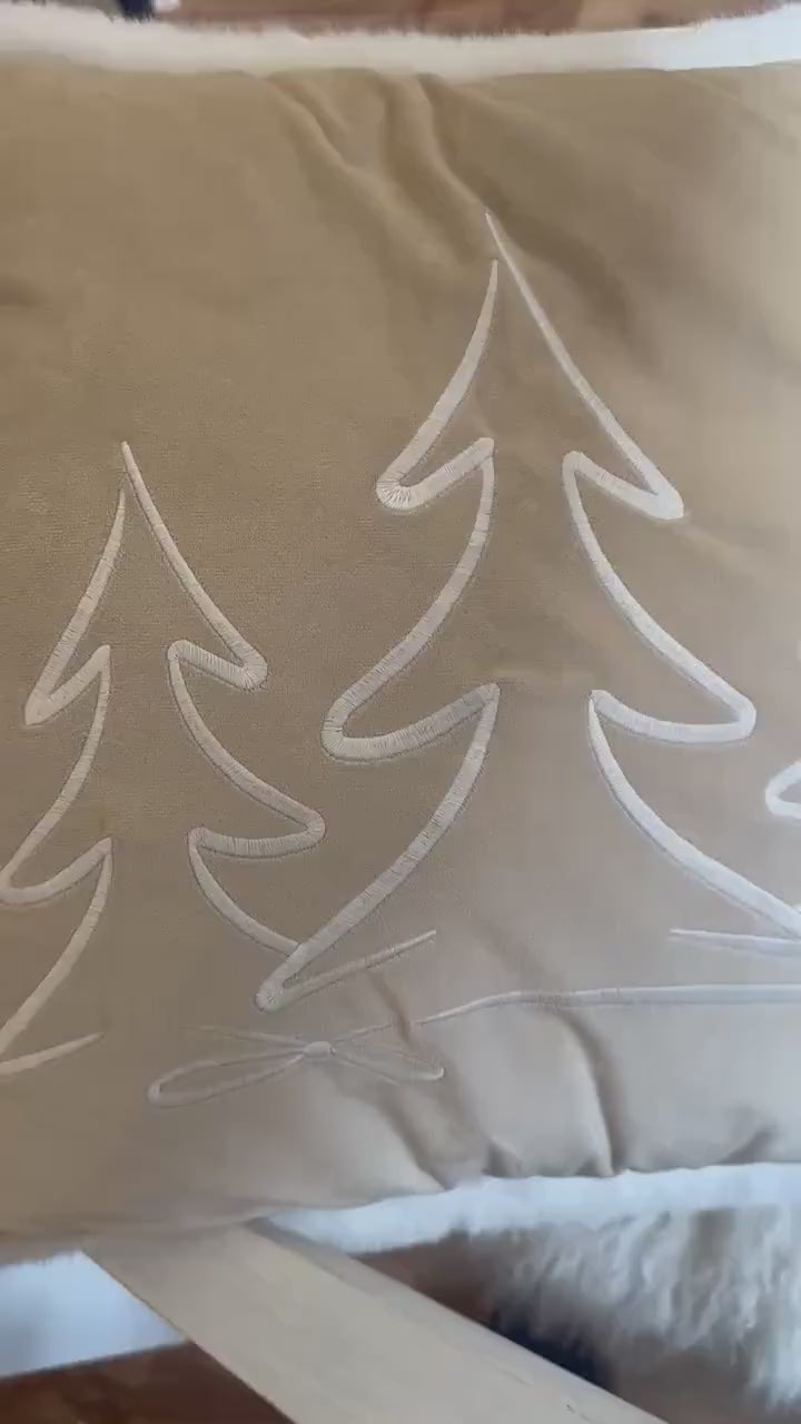 Kissen bestickt | Weihnachten | Weihnachtsbäume Tannen | Samt creme mit weißer Stickerei | zwei Formate | weiße Fellkante