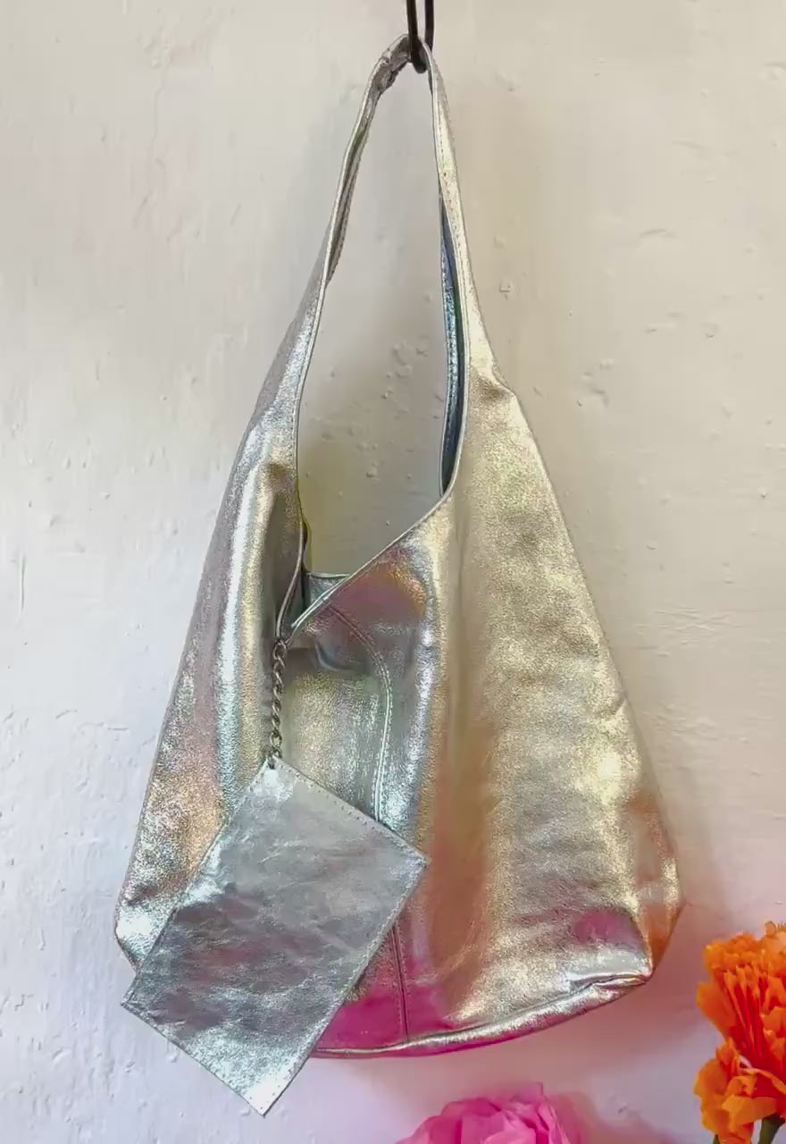 Silberne Hobo Tasche aus Leder | edel und lässig, stylisch & praktisch
