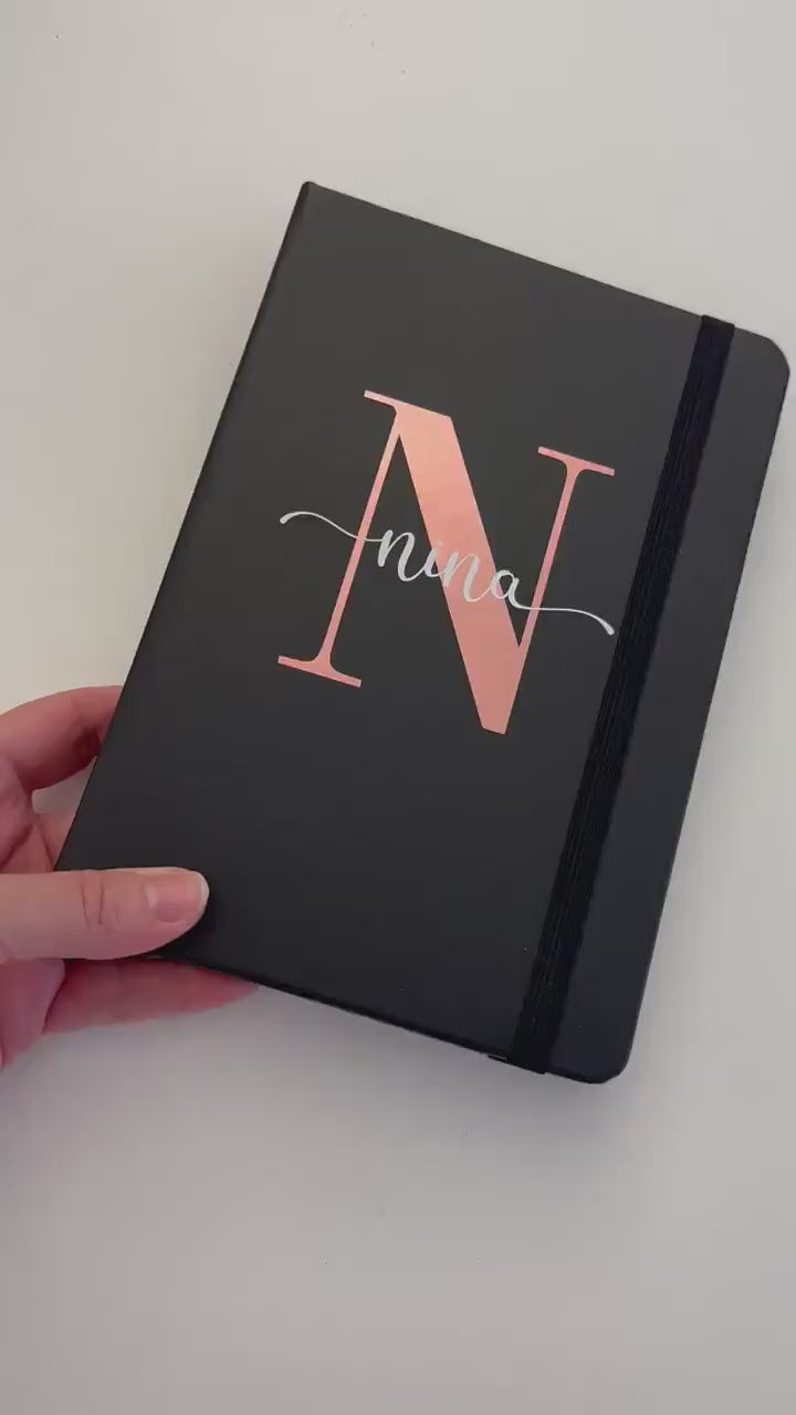 Notizbuch mit Personalisierung | schwarzes A5 Notizbuch mit Buchstaben und Namen