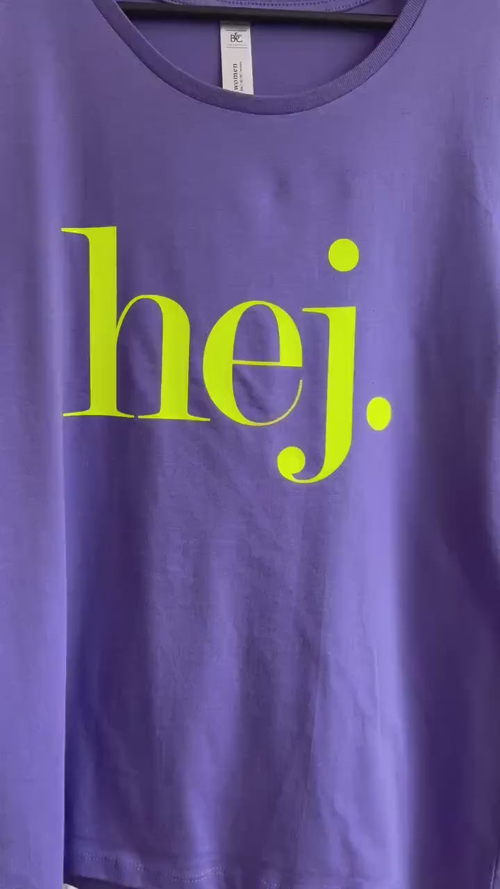 Lila T-Shirt hej. | Neon gebe Beschriftung | violettes Shirt
