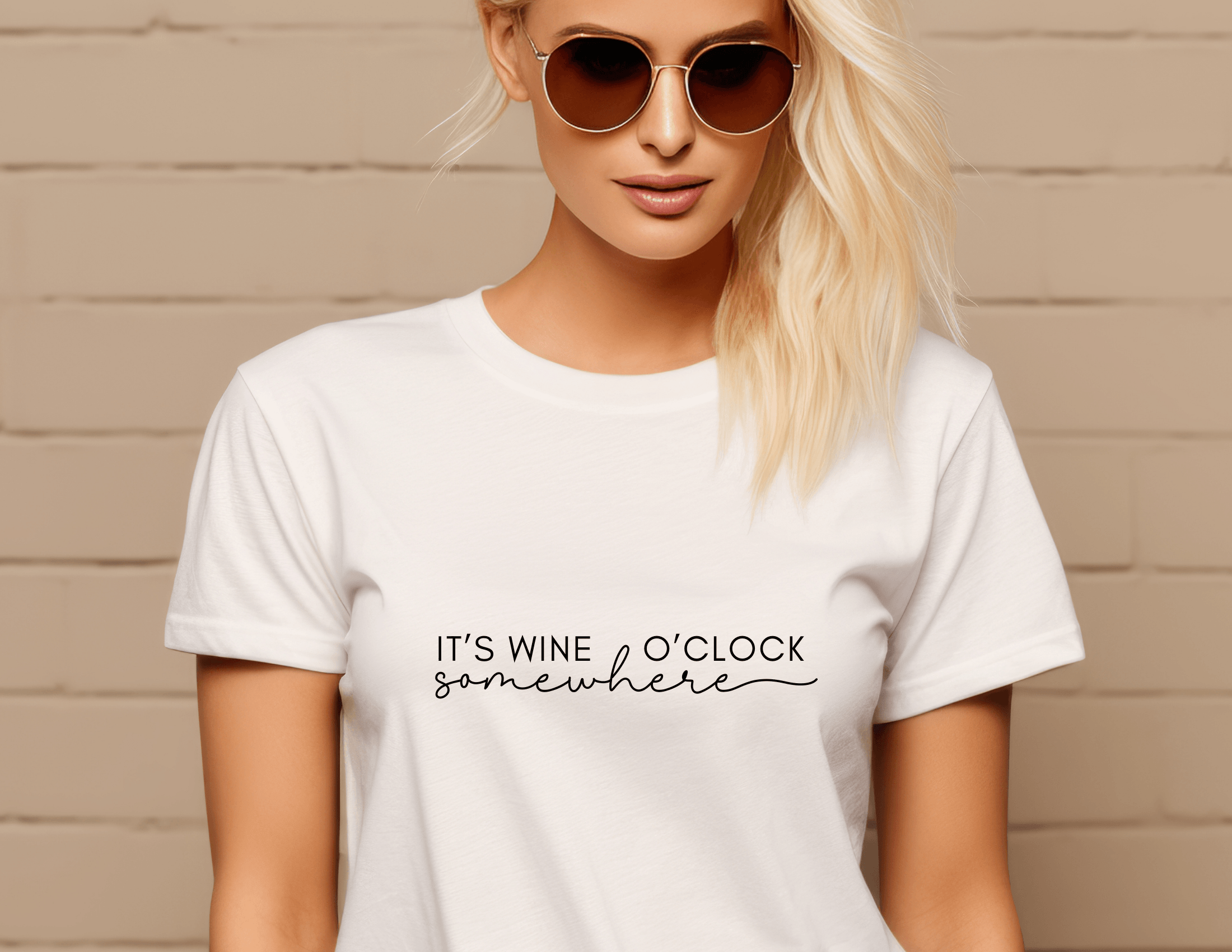 T-Shirt | It's wine o'clock somewhere | weiß, schwarz - Roo's Gift Shop