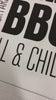 Herren Schürze personalisiert | Grill & Chill  | BBQ Schürze für Männer mit Namen | weiß, grau | beschriftet | Geschenk Papa Vater