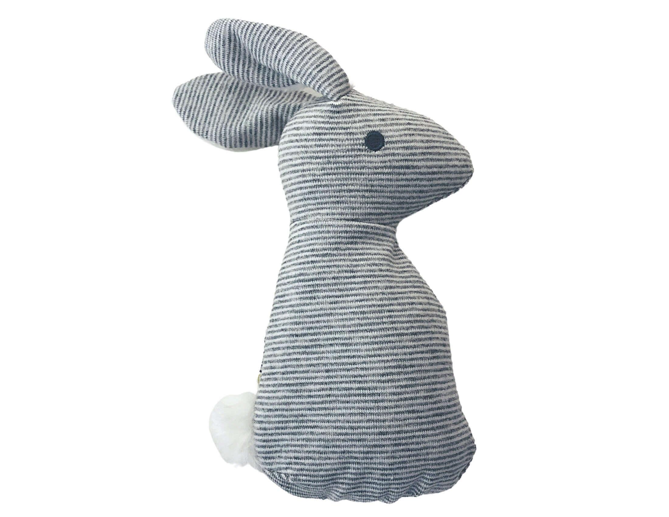 Baby Rassel | kleiner grauer Hase | Geschenk Geburt - Roo's Gift Shop