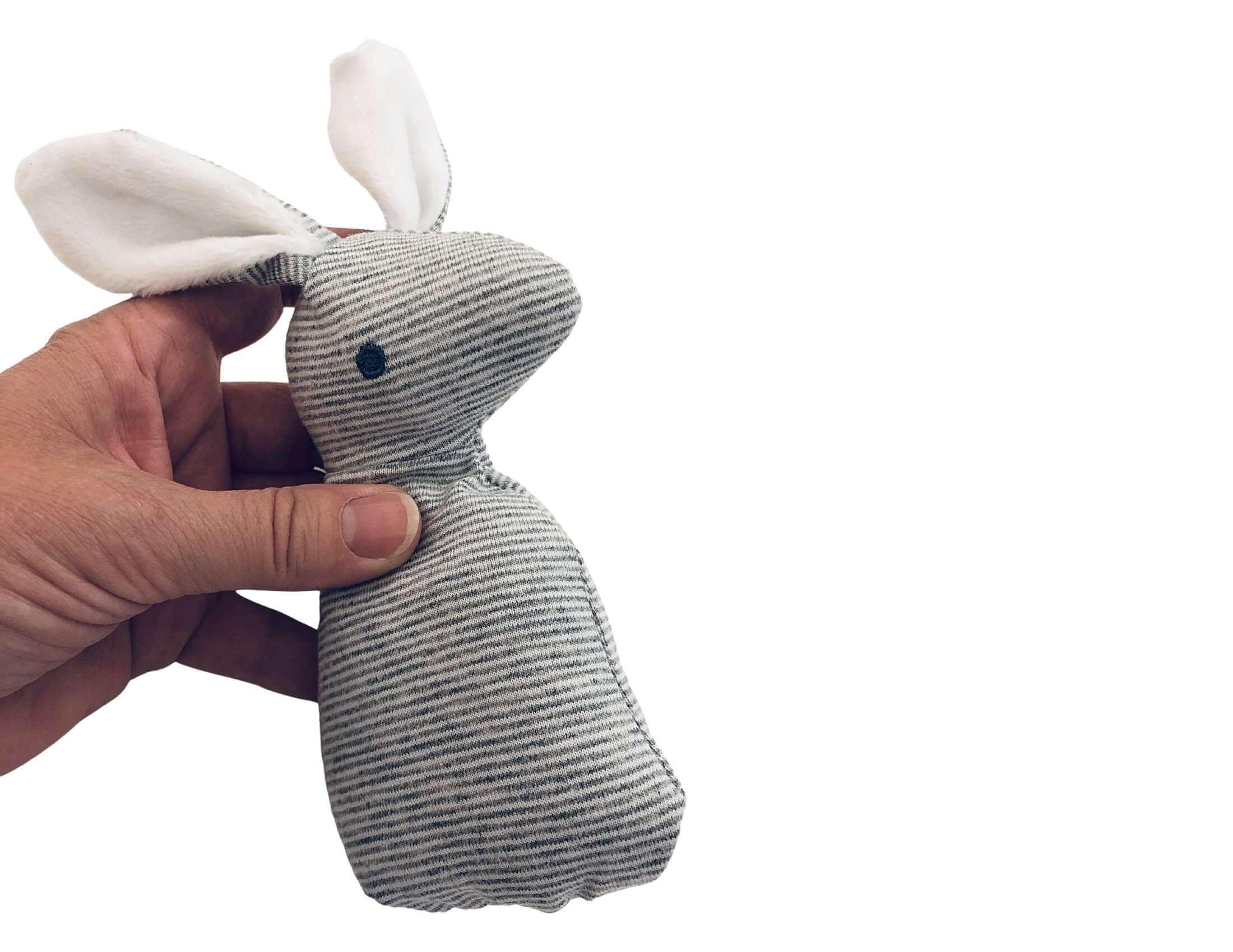 Baby Rassel | kleiner grauer Hase | Geschenk Geburt - Roo's Gift Shop