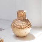 Gewebte Boho-Vase KAMARI aus Rattan und Holz - Roo's Gift Shop