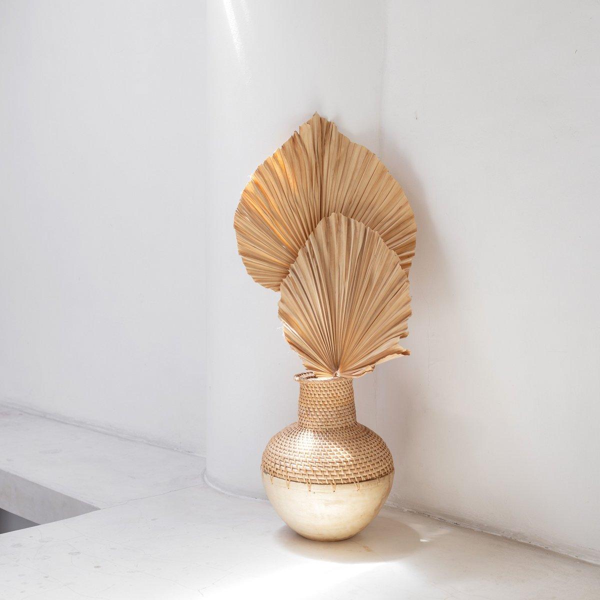 Gewebte Boho-Vase KAMARI aus Rattan und Holz - Roo's Gift Shop