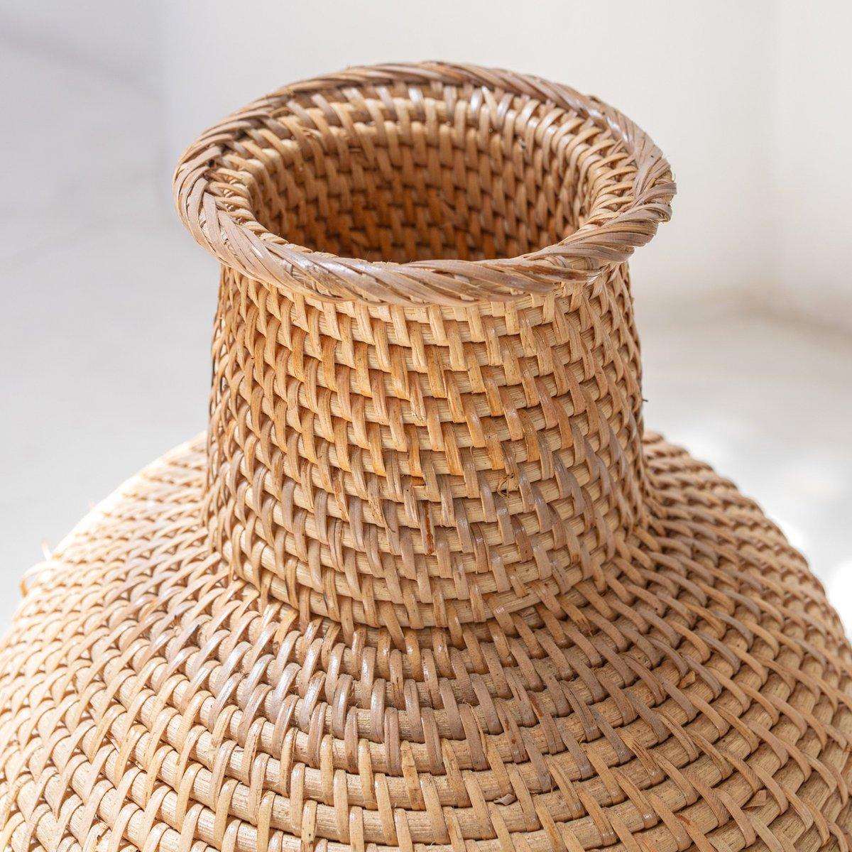 Gewebte Boho-Vase KAMARI aus Rattan und Holz - Roo's Gift Shop