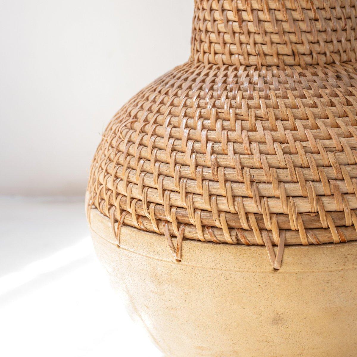 Gewebte Boho-Vase KAMARI aus Rattan und Holz - Roo's Gift Shop