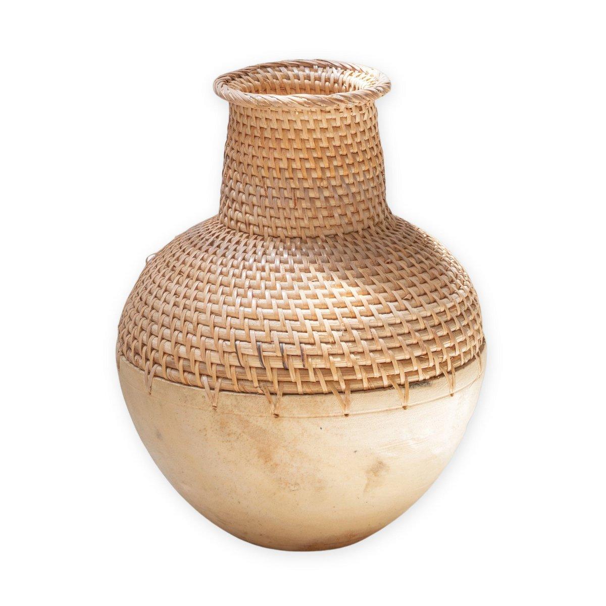 Gewebte Boho-Vase KAMARI aus Rattan und Holz - Roo's Gift Shop