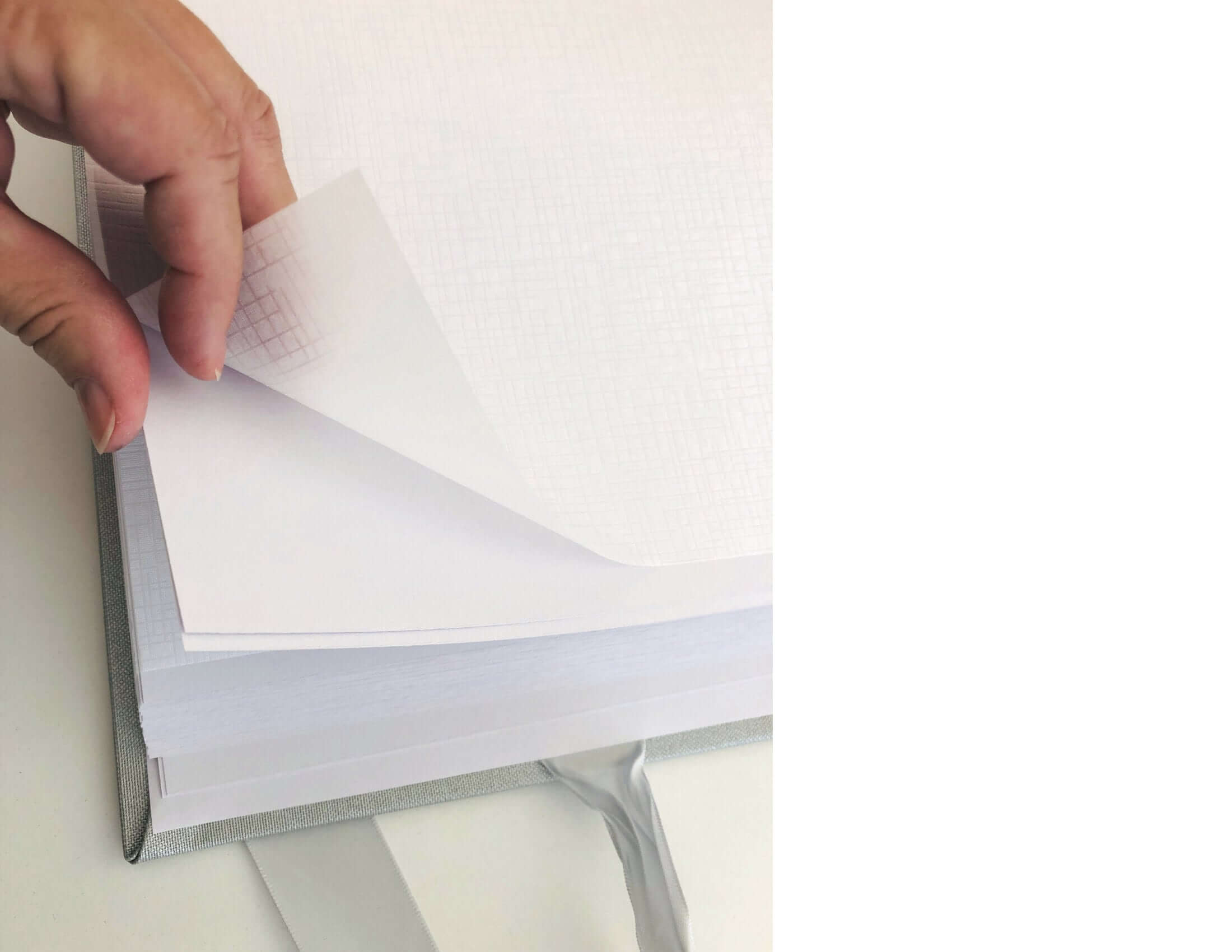 Baby Album | personalisierbar | silbernes Fotoalbum mit dem Namen des Babys | Schleife