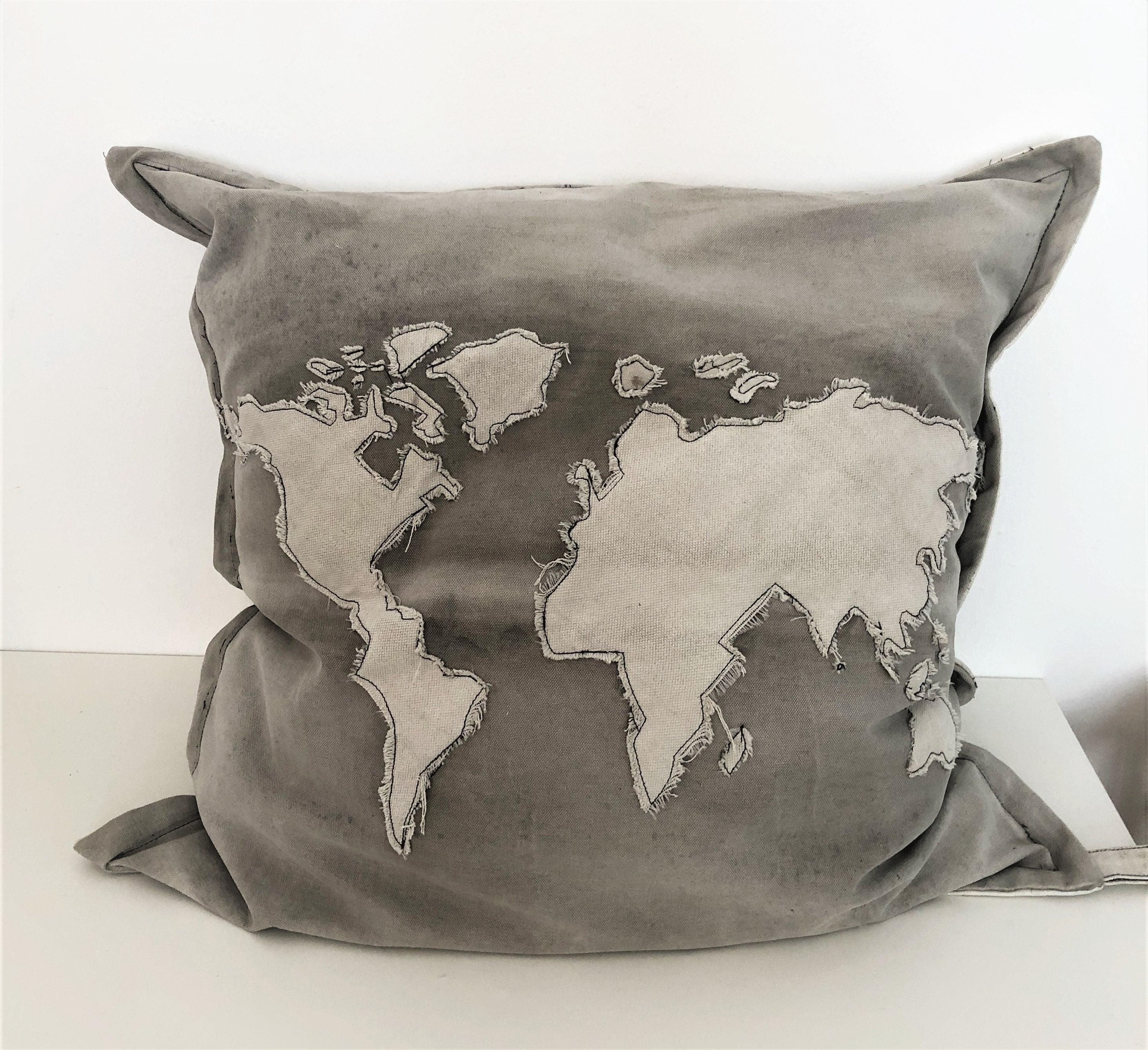 Kissen | Weltkarte | inkl. Füllung | XXL | hellgrau - Roo's Gift Shop