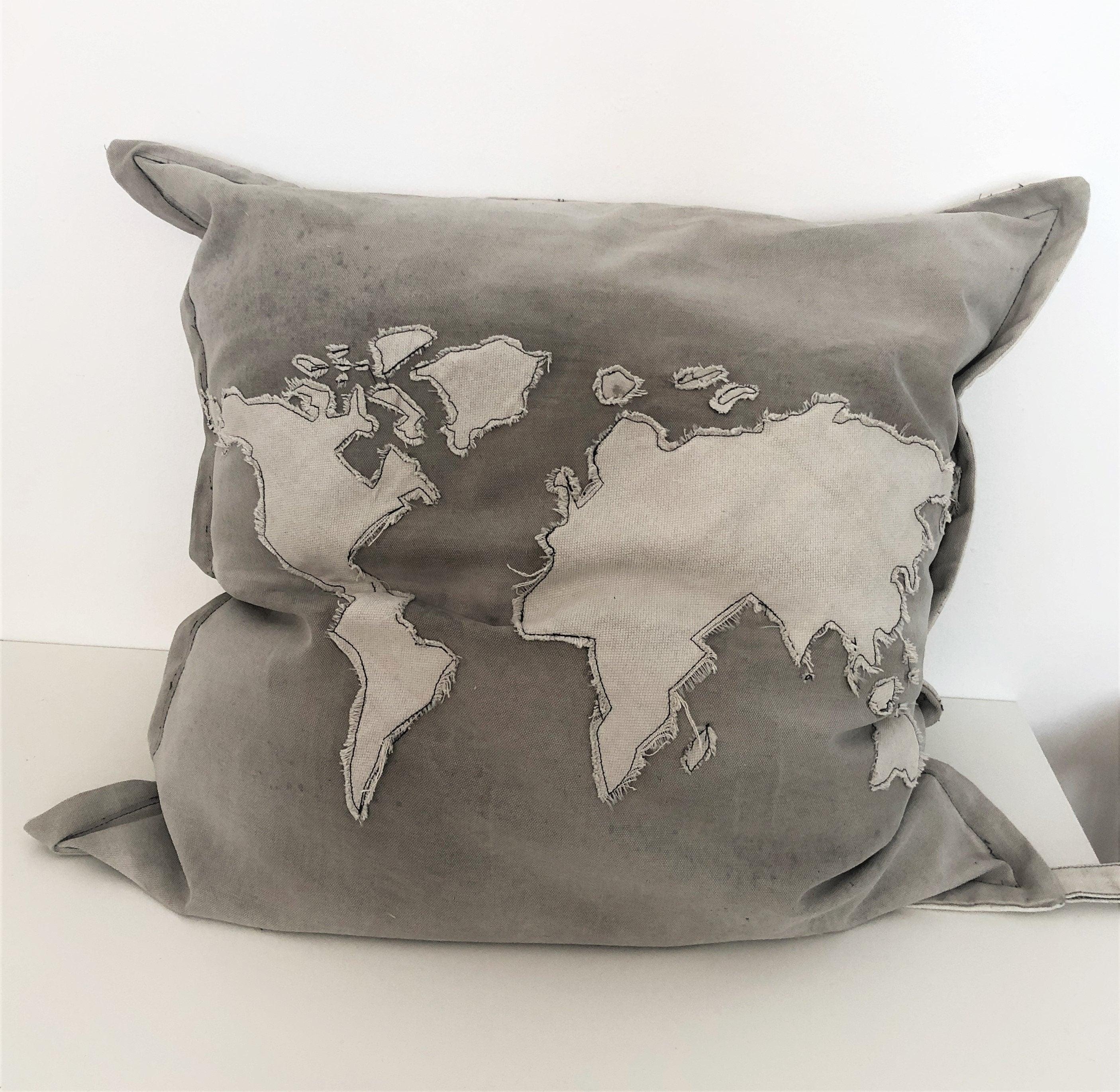 Kissen | Weltkarte | inkl. Füllung | XXL | hellgrau - Roo's Gift Shop