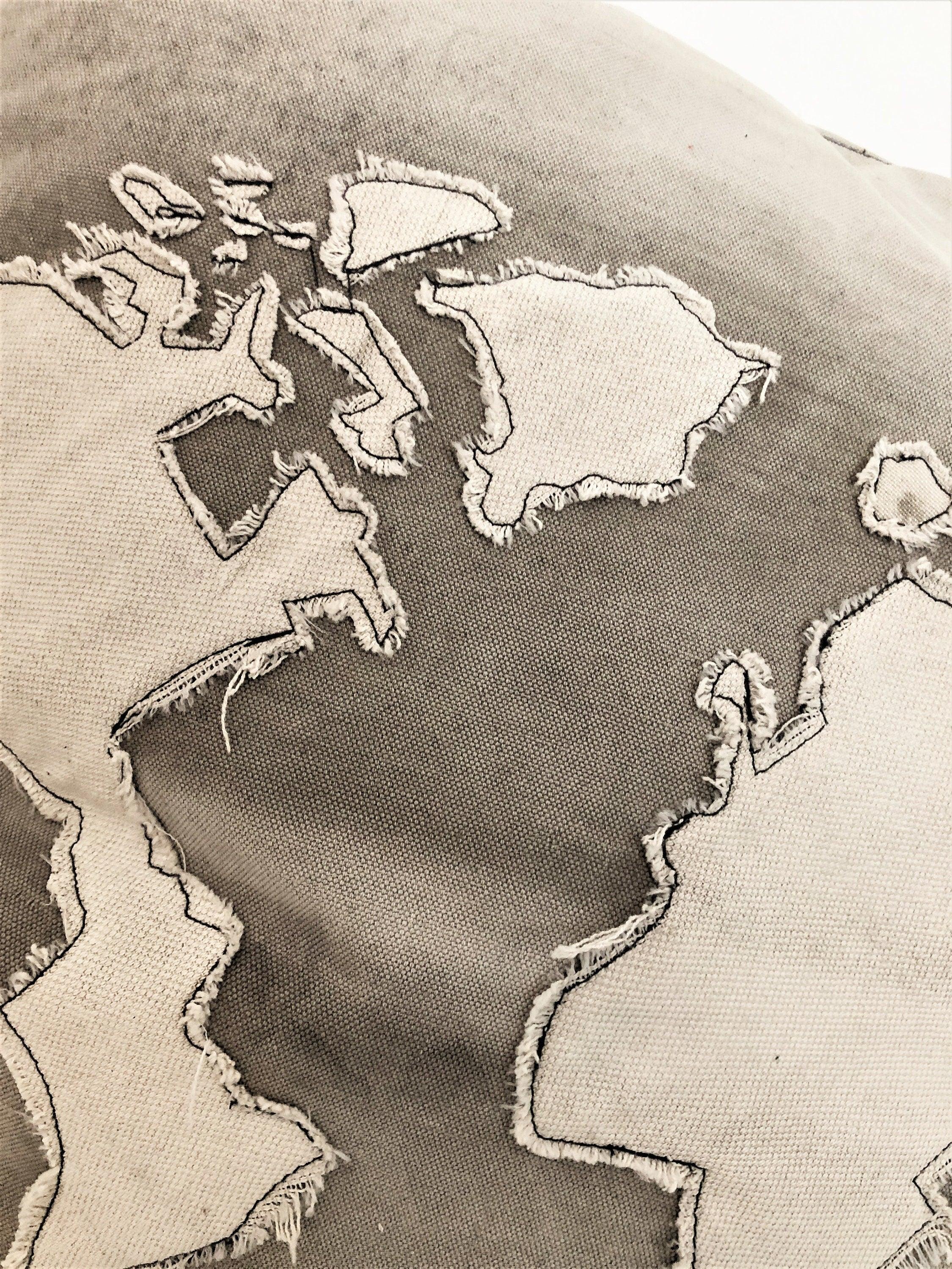 Kissen | Weltkarte | inkl. Füllung | XXL | hellgrau - Roo's Gift Shop