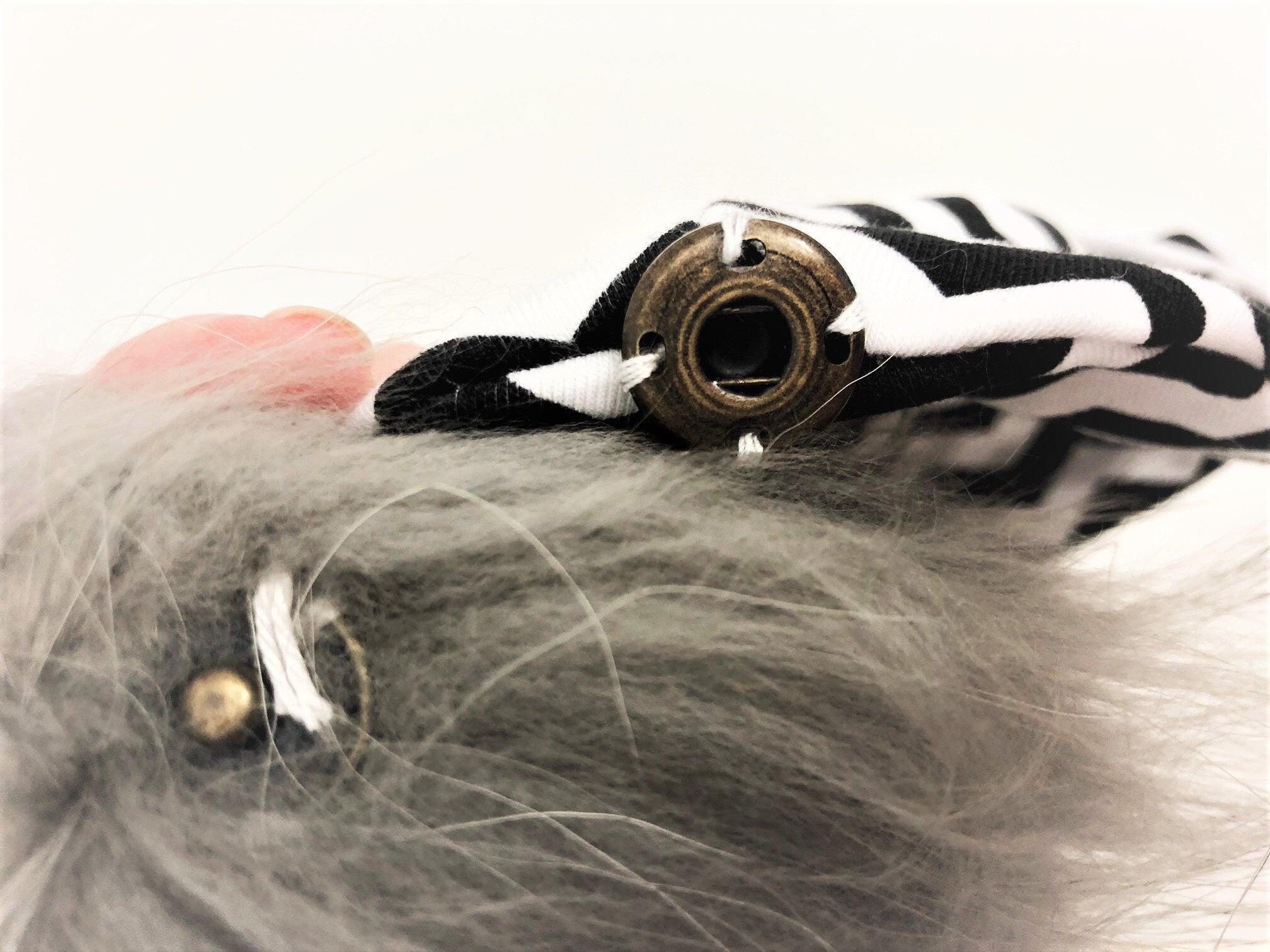 Mütze für Babys | Echtfell | weiß Stern in schwarz - Roo's Gift Shop