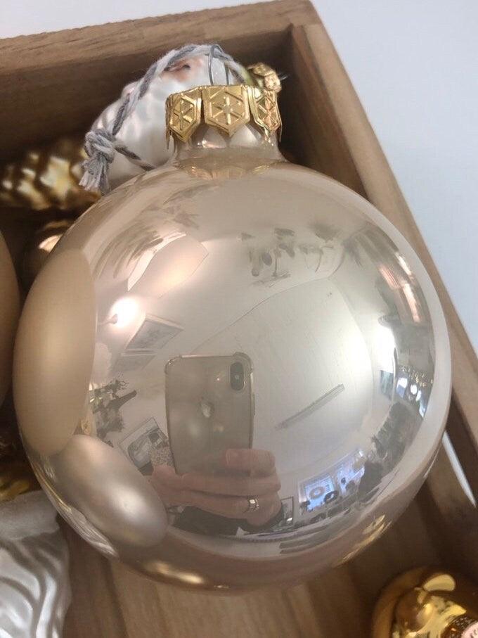 Personalisierte Weihnachtskugel | 8 cm | champagner | matt oder glänzend - Roo's Gift Shop