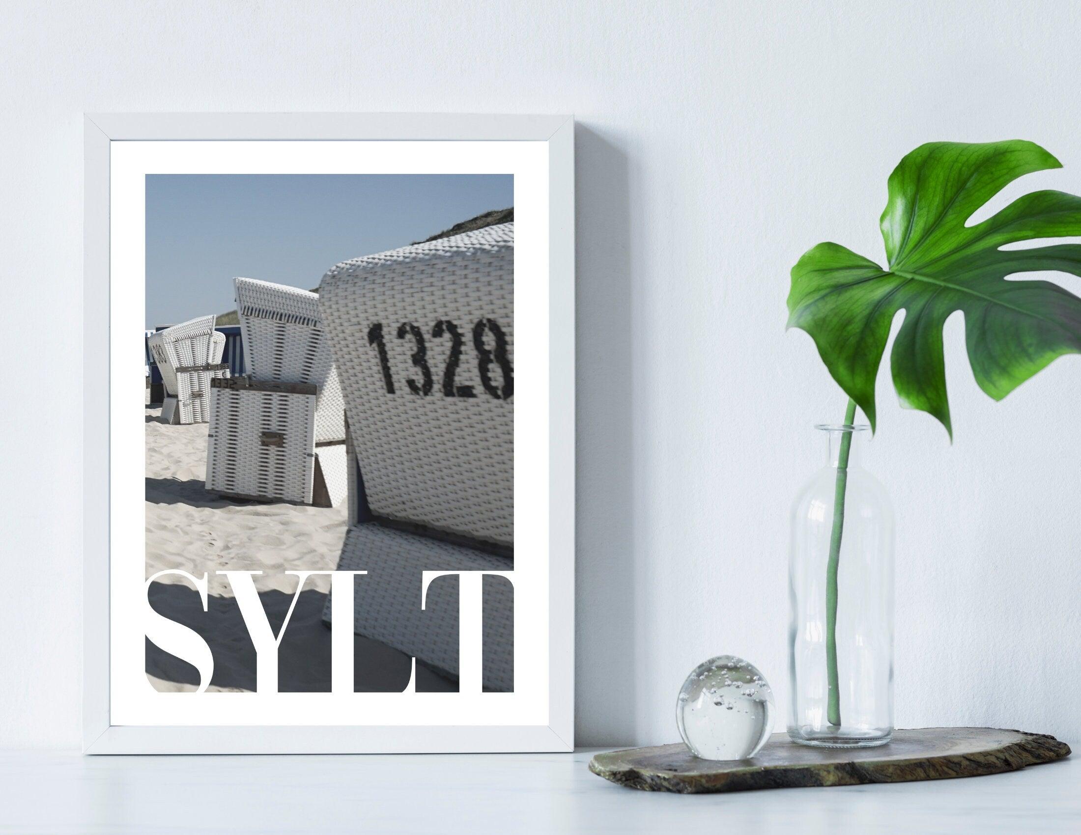 Poster SYLT | Strandkorb | Leuchtturm | maritime Wand Deko - Roo's Gift Shop