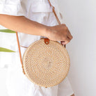 Runde Rattantasche Beige handgemachte Umhängetasche mit Kunstlederriemen Umhängetasche Boho Bali Tasche SENJA (natur) - Roo's Gift Shop