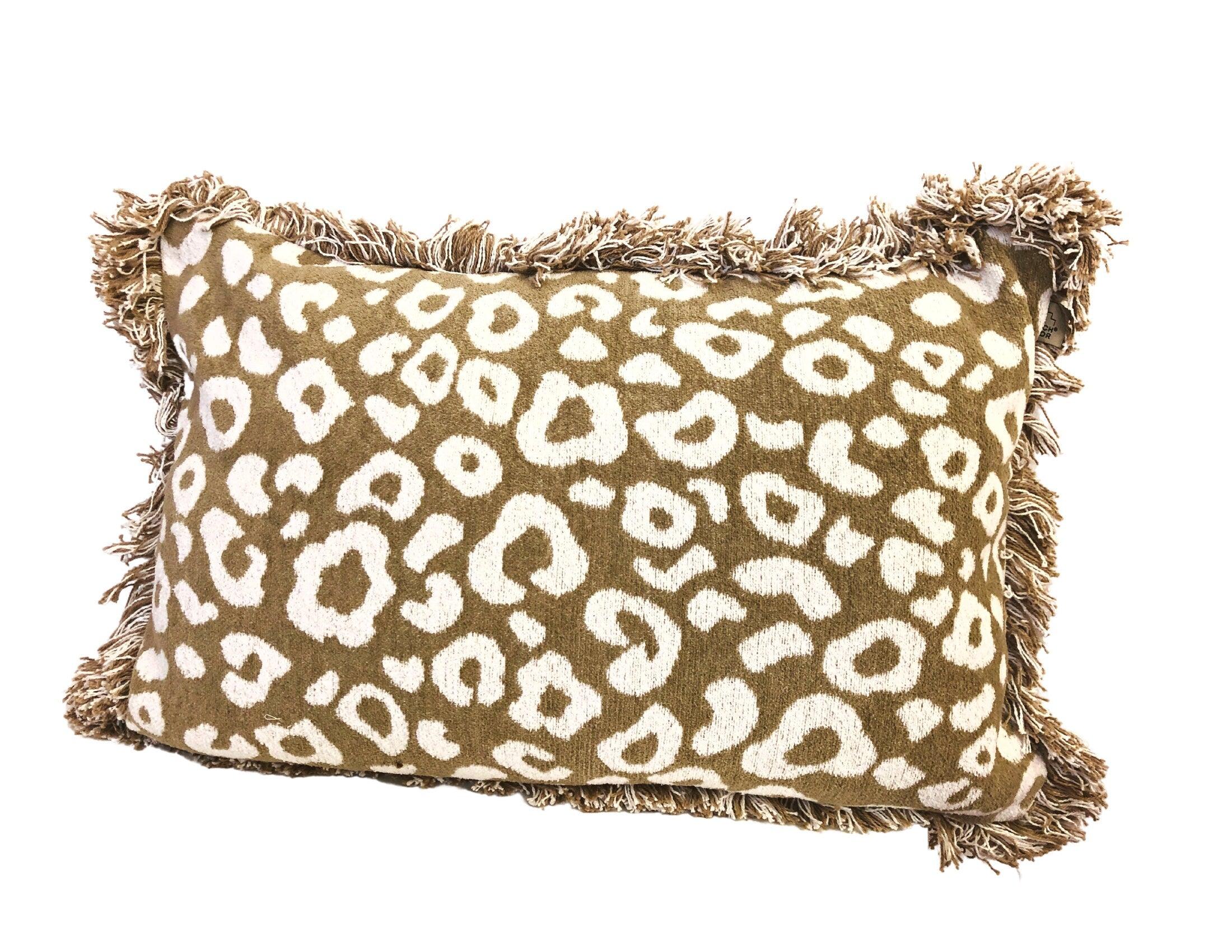 Sandfarbenes Leo-Kissen mit Fransen | mit Füllung | 60 x 40 cm - Roo's Gift Shop