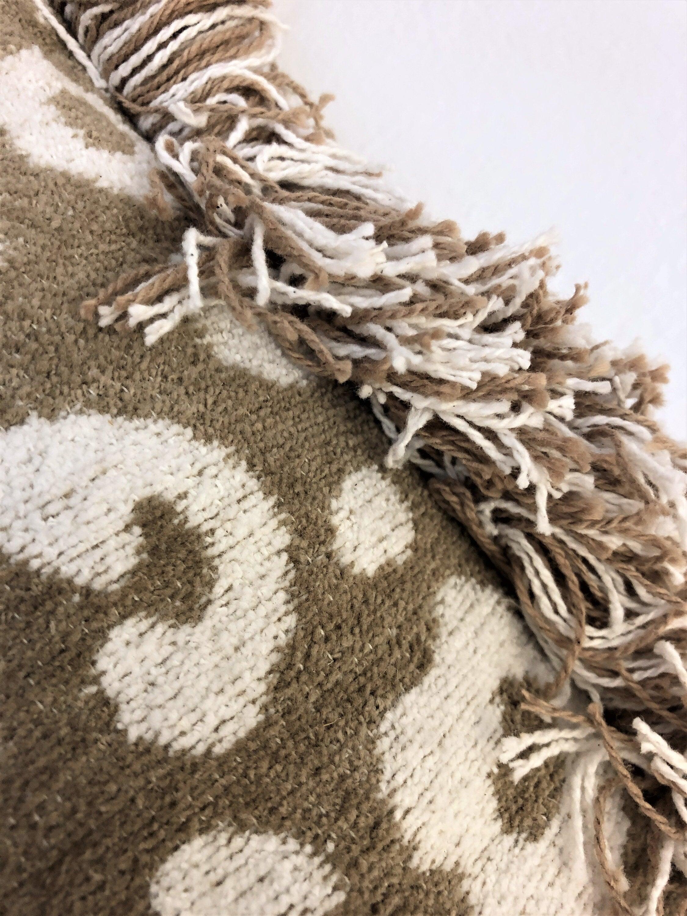 Sandfarbenes Leo-Kissen mit Fransen | mit Füllung | 60 x 40 cm - Roo's Gift Shop